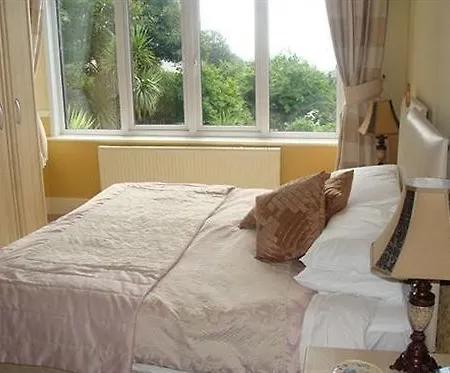 Tudor Court 3*